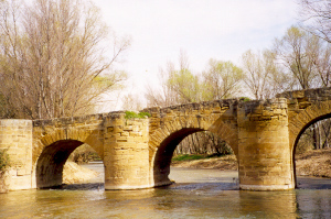 Puente románico en el camino del Monasterio de Monlora